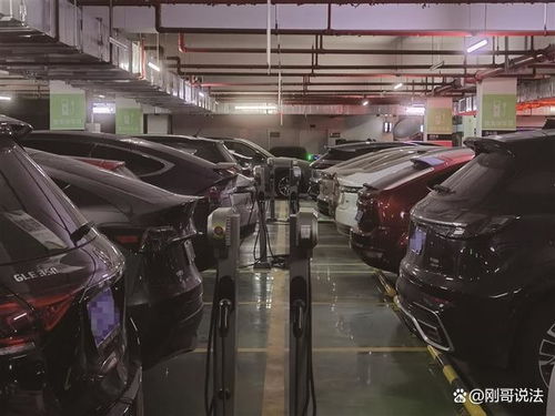 细思极恐 广东一小区地下停车场着火,烧毁多辆汽车和电动自行车